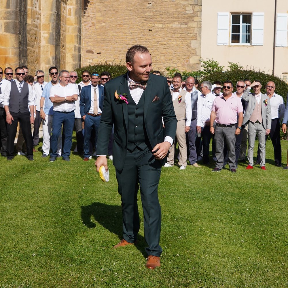 photographe-anne-laure-billoux-paray-le-monial-photo-mariage-anzy-le-duc-le-prieure-ruban-bouquet-homme-fromage