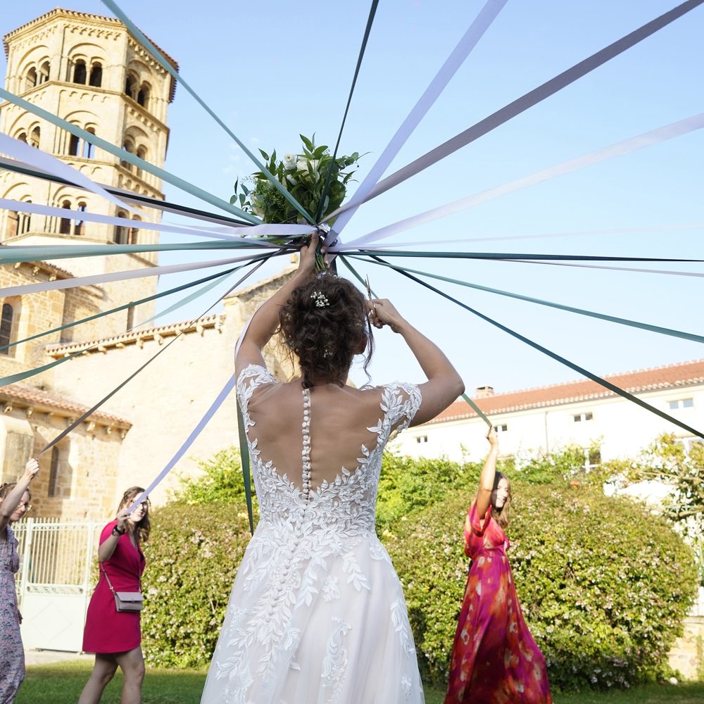 photographe-anne-laure-billoux-paray-le-monial-photo-mariage-anzy-le-duc-le-prieure-ruban-bouquet