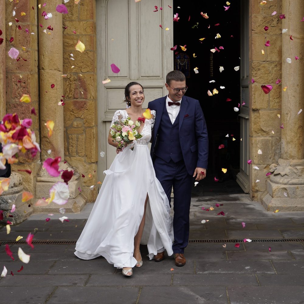 photographe-anne-laure-billoux-paray-le-monial-photo-mariage-anzy-le-duc-sortie-eglise