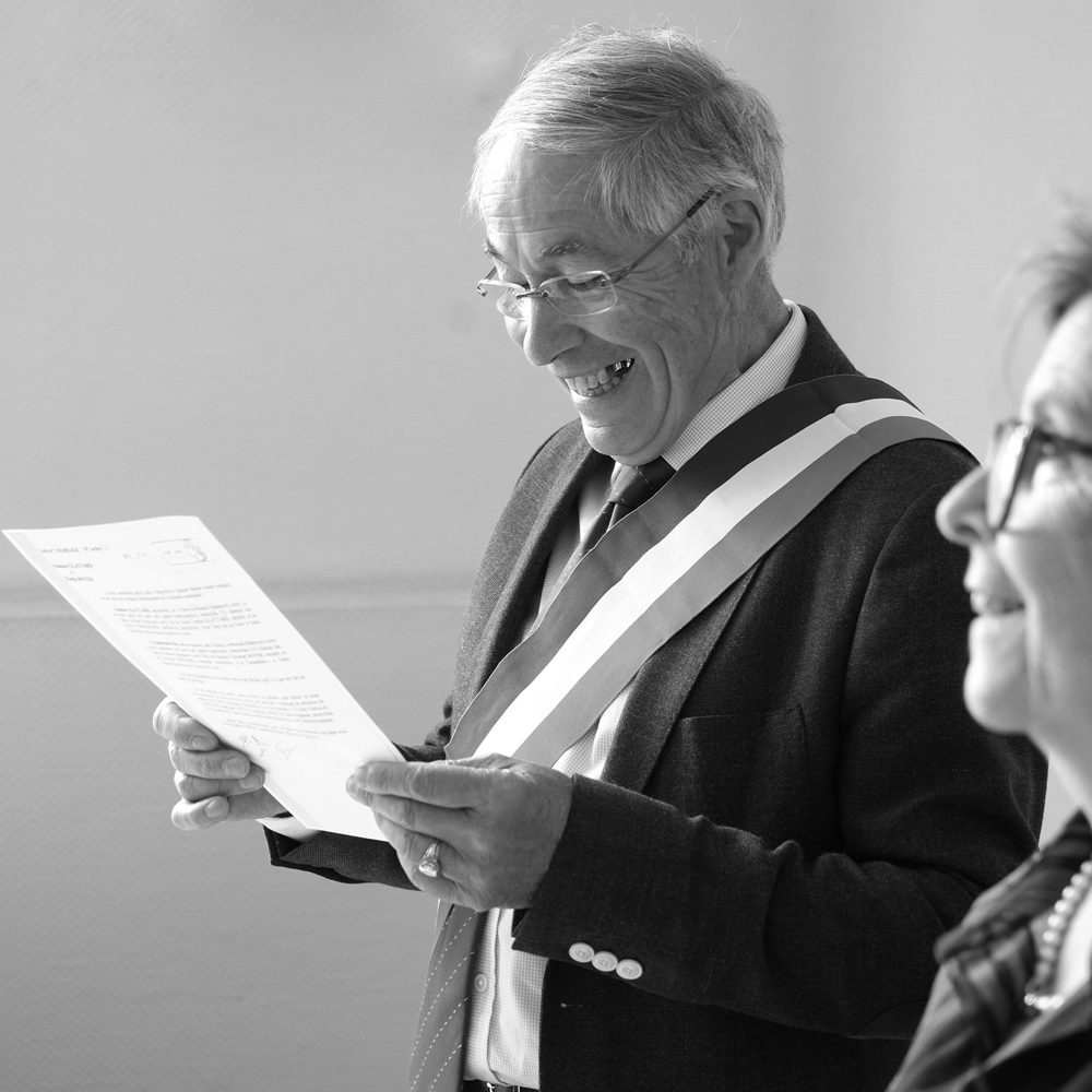 photographe-anne-laure-billoux-paray-le-monial-photo-mariage-briant-maire-mairie-sourire