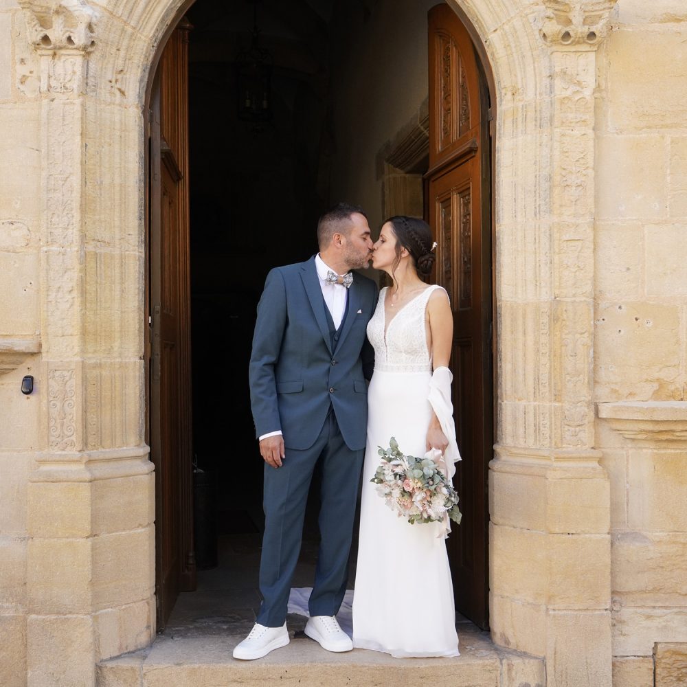 photographe-anne-laure-billoux-paray-le-monial-photo-mariage-mairie-sortie-bisou