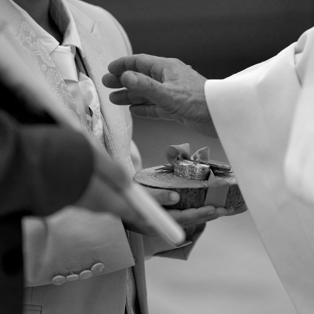 photographe-anne-laure-billoux-paray-le-monial-photo-mariage-melay-eglise-benediction-alliances