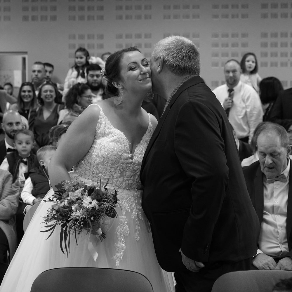 photographe-anne-laure-billoux-paray-le-monial-photo-mariage-perrecy-les-forges-mairie-papa