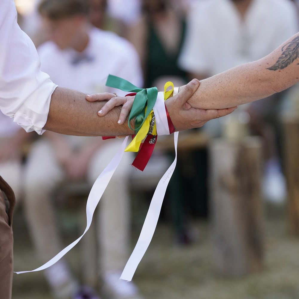photographe-mariage-anne-laure-billoux-paray-le-monial-maries-mairie-chambilly-ceremonie-saint-nizieu-sous-charlieu-fleurs-dj-marcigny-amour (114)